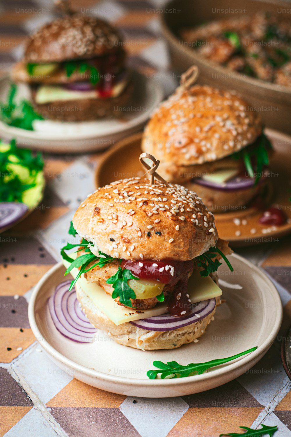 une assiette garnie de deux sandwichs sur le dessus d’une table