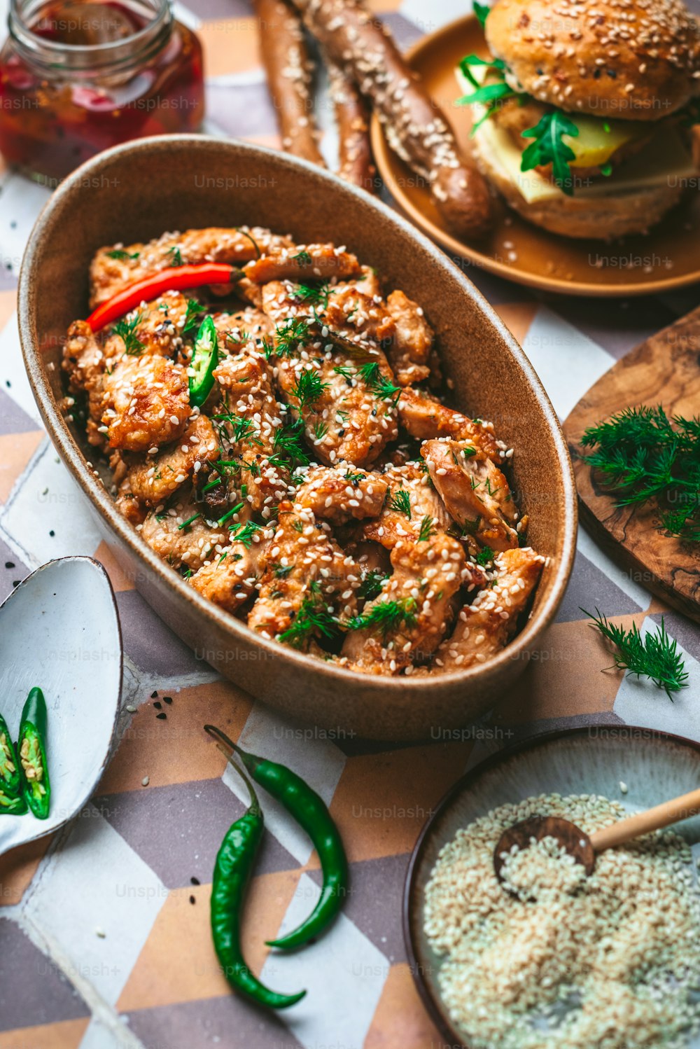 uma mesa coberta com pratos e tigelas de comida