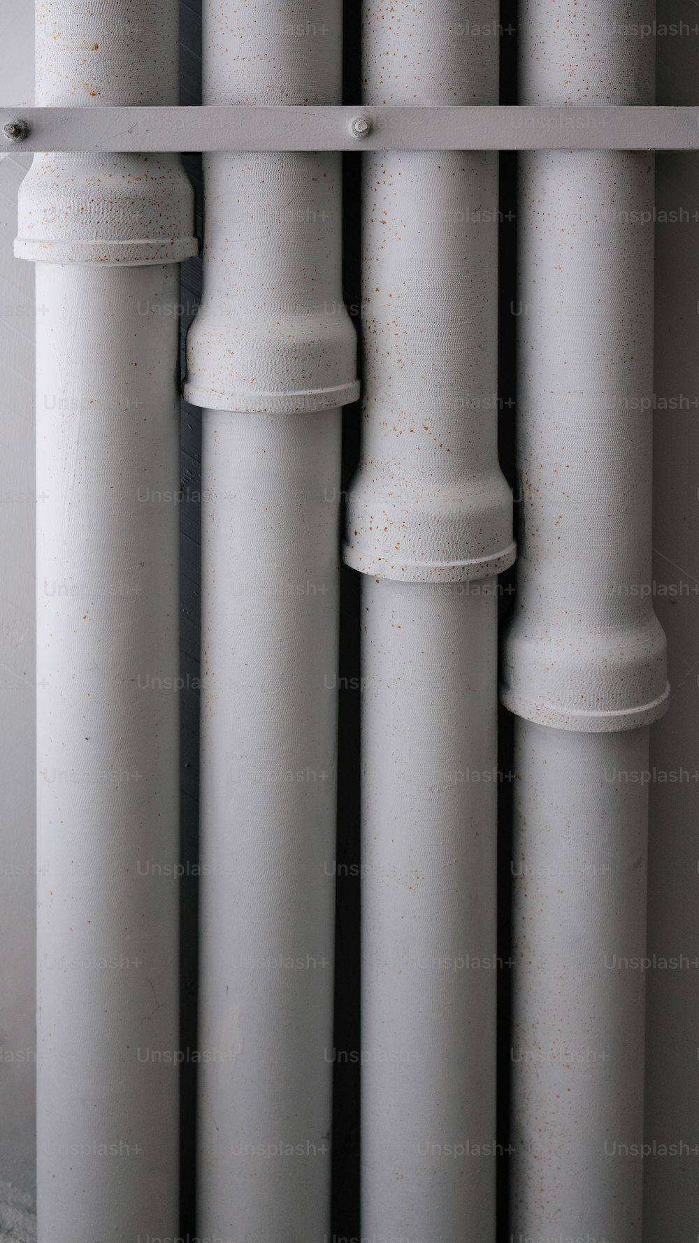 um close up de uma fileira de tubos brancos