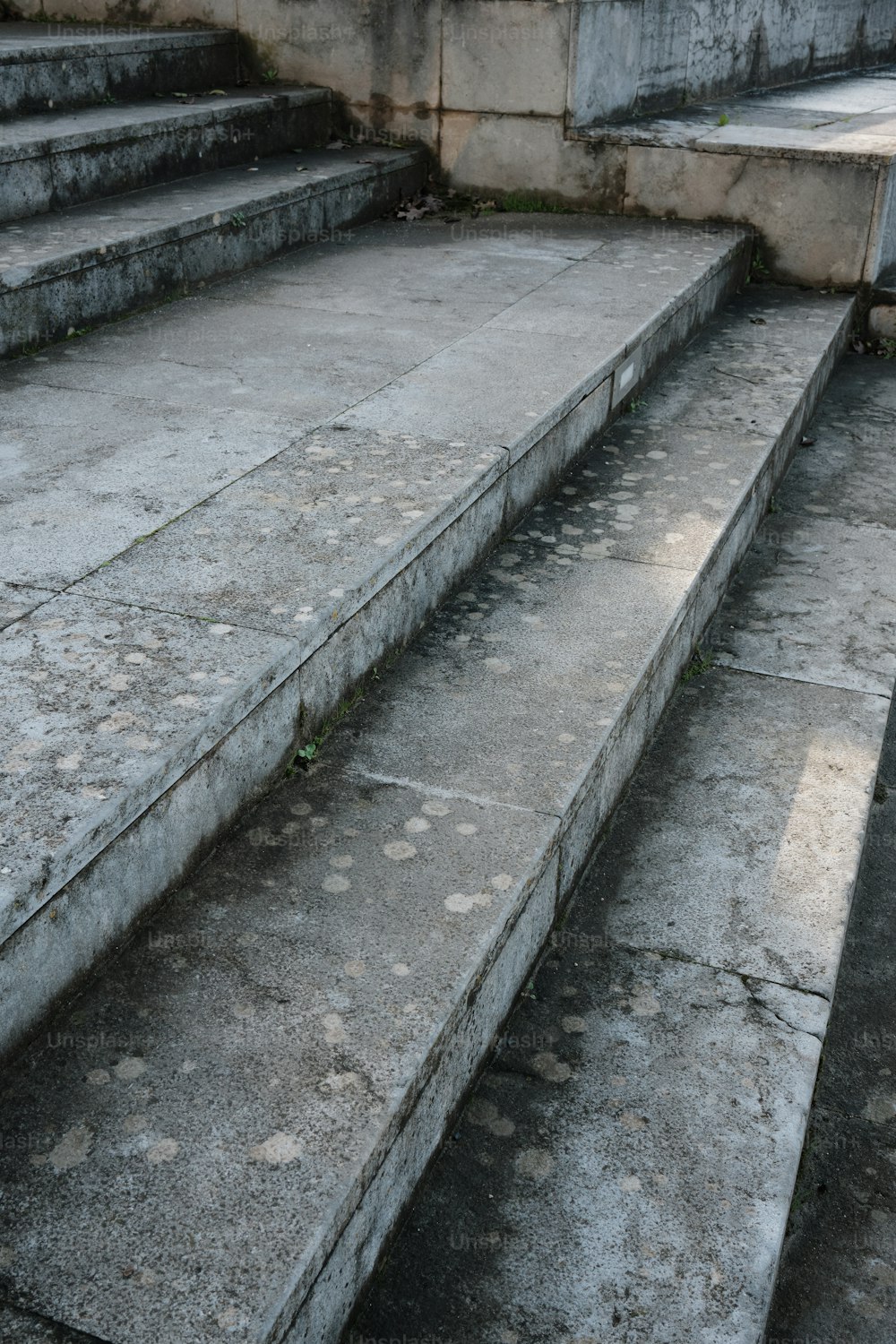 des marches concrètes menant au sommet d’un bâtiment