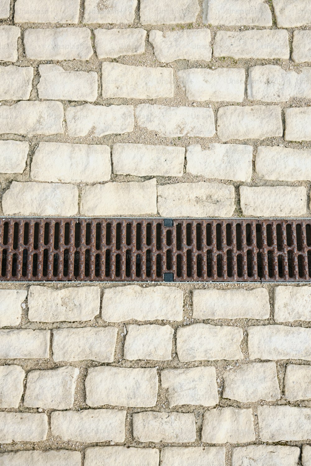 Une plaque d’égout dans une rue pavée