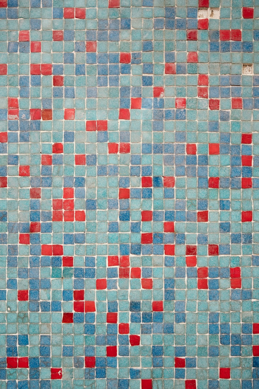 una pared de azulejos azules y rojos con azulejos rojos y azules
