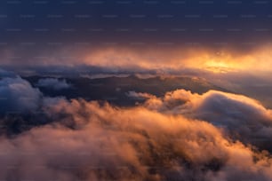 Une vue du ciel et des nuages depuis un avion