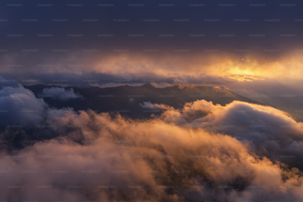 Una vista del cielo e delle nuvole da un aereo