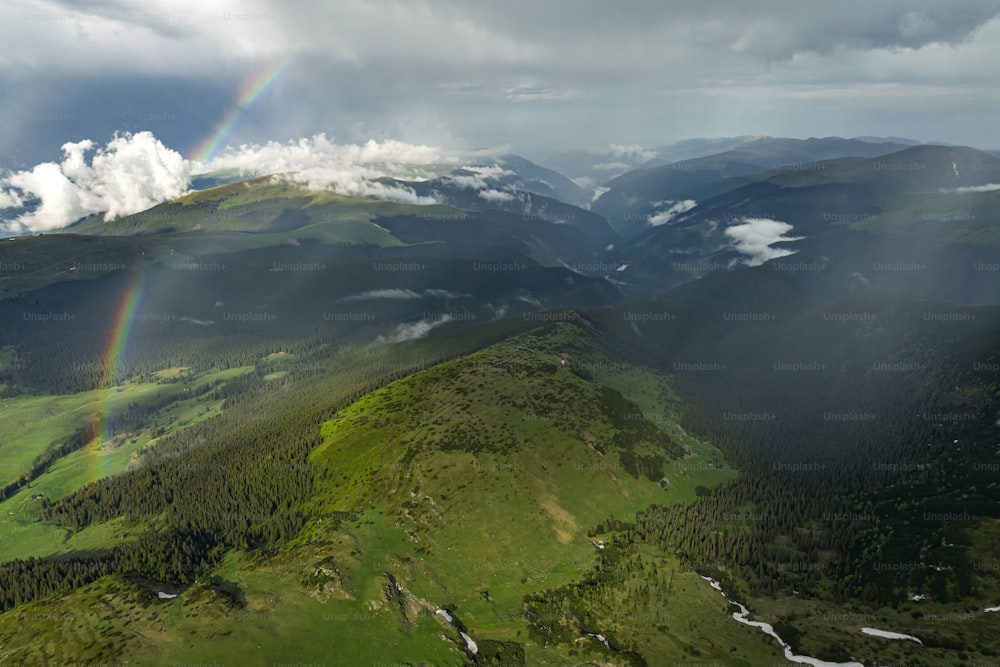 Ein Regenbogen am Himmel über einer Bergkette