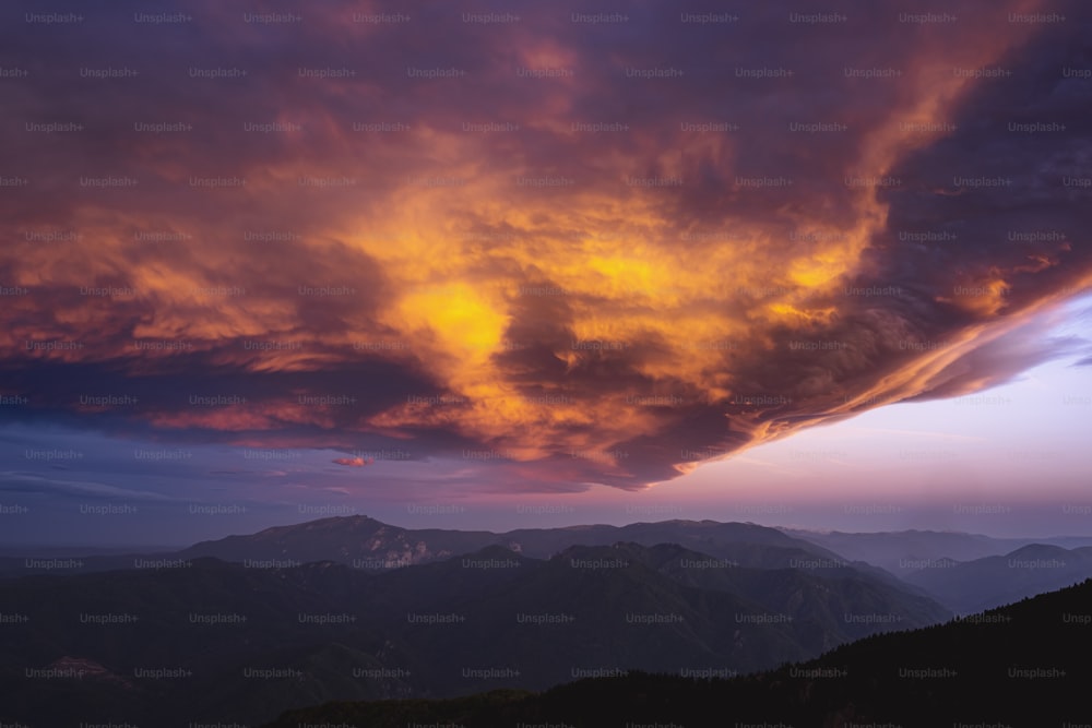 Un tramonto colorato su una catena montuosa