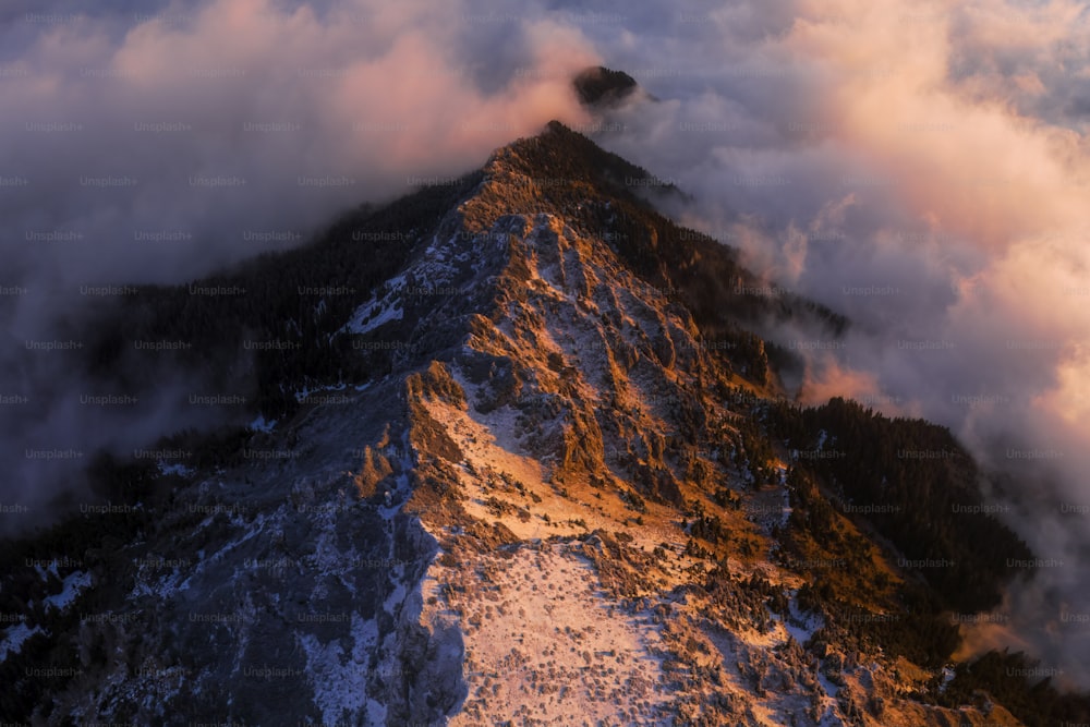 o topo de uma montanha coberta de nuvens