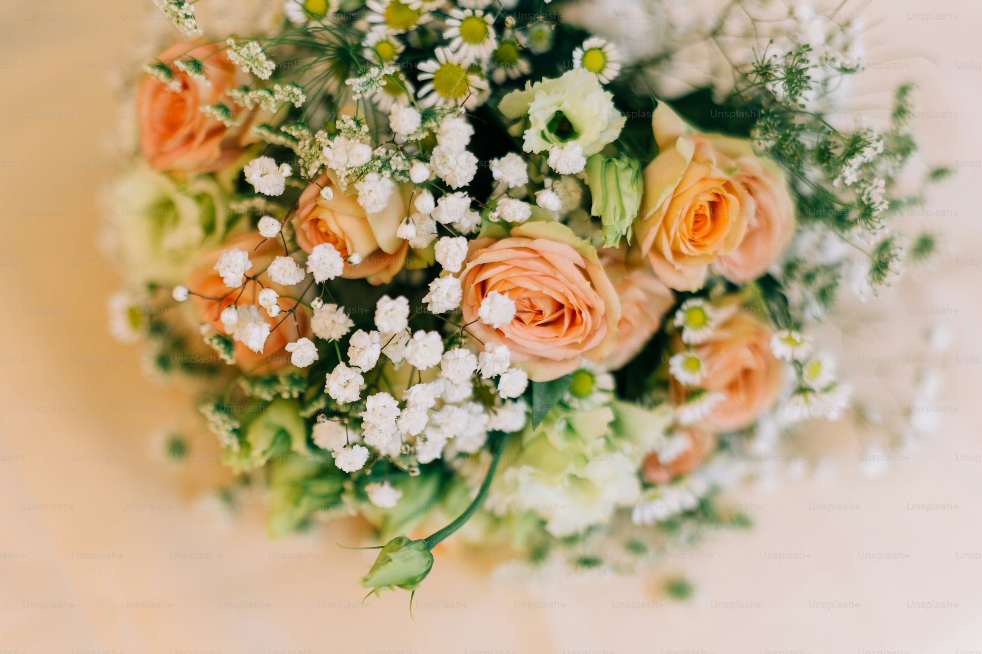 Un bouquet da sposa di rose di pesca e respiro del bambino