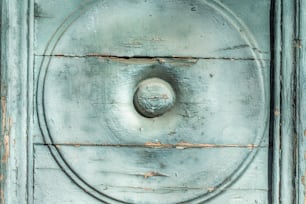 円形のデザインの金属製ドアのクローズ�アップ
