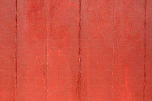un muro rosso con un orologio su di esso