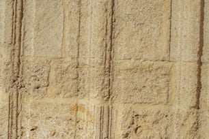 時計が描かれた石垣のクローズアップ