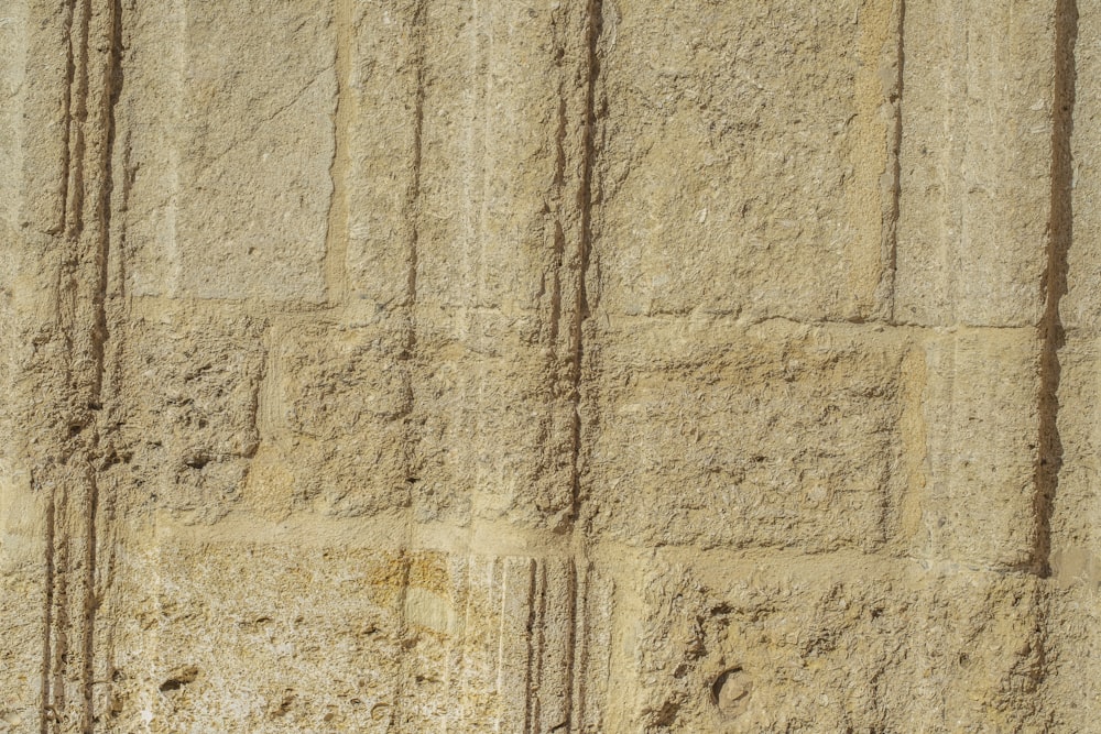 時計が描かれた石垣のクローズアップ