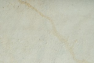 eine Nahaufnahme einer Wand mit Sand darauf