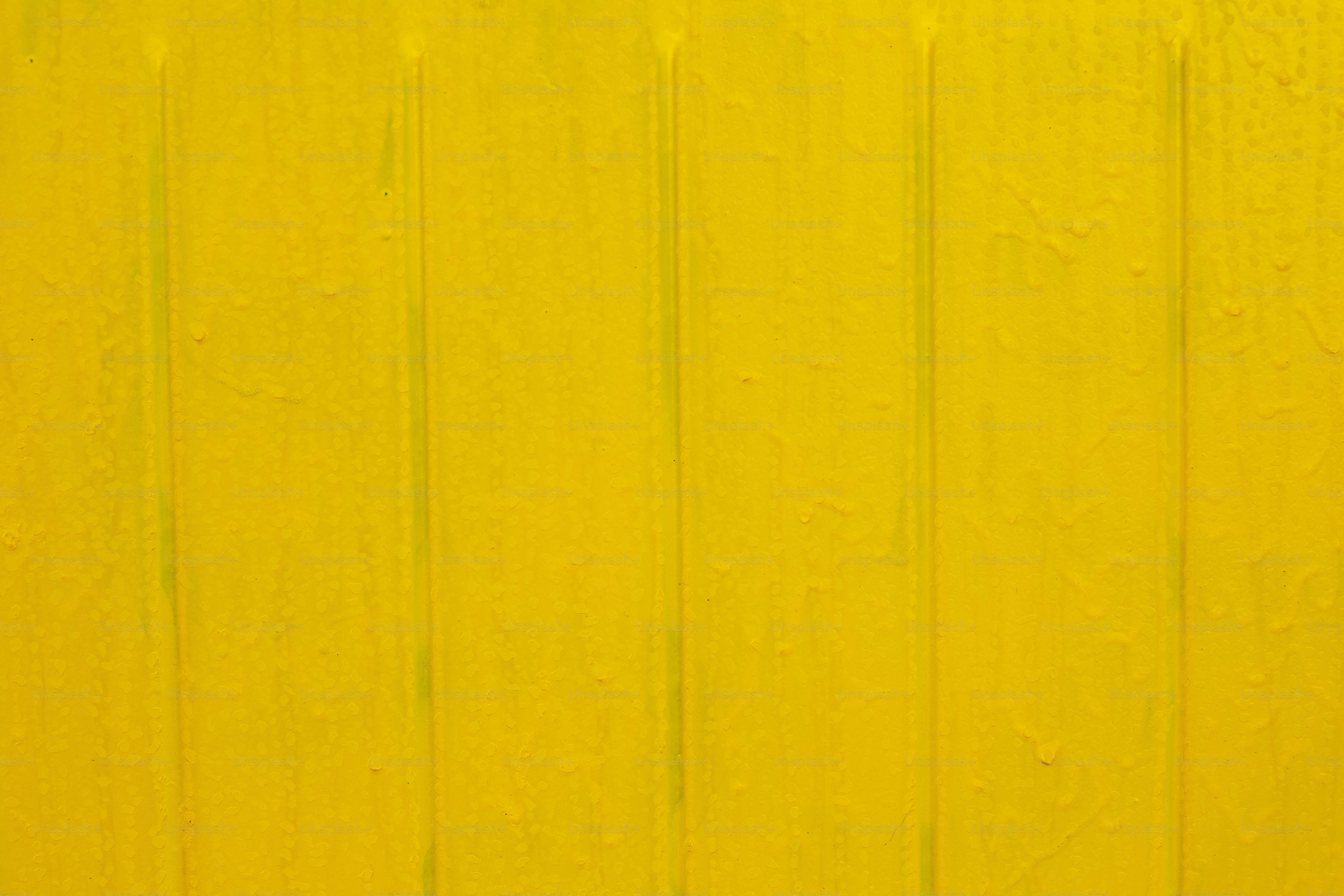 eine gelbe Wand mit einem roten Stoppschild