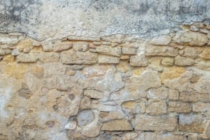 un gros plan d’un mur de pierre avec une horloge dessus