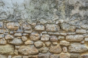 un mur de pierre avec des rochers dessus