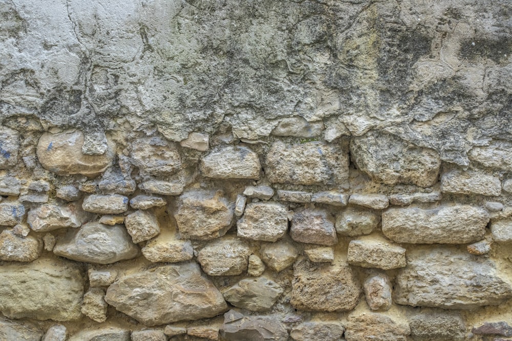 un muro di pietra con rocce su di esso