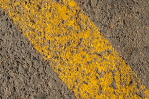 une ligne jaune peinte sur le bord d’une route