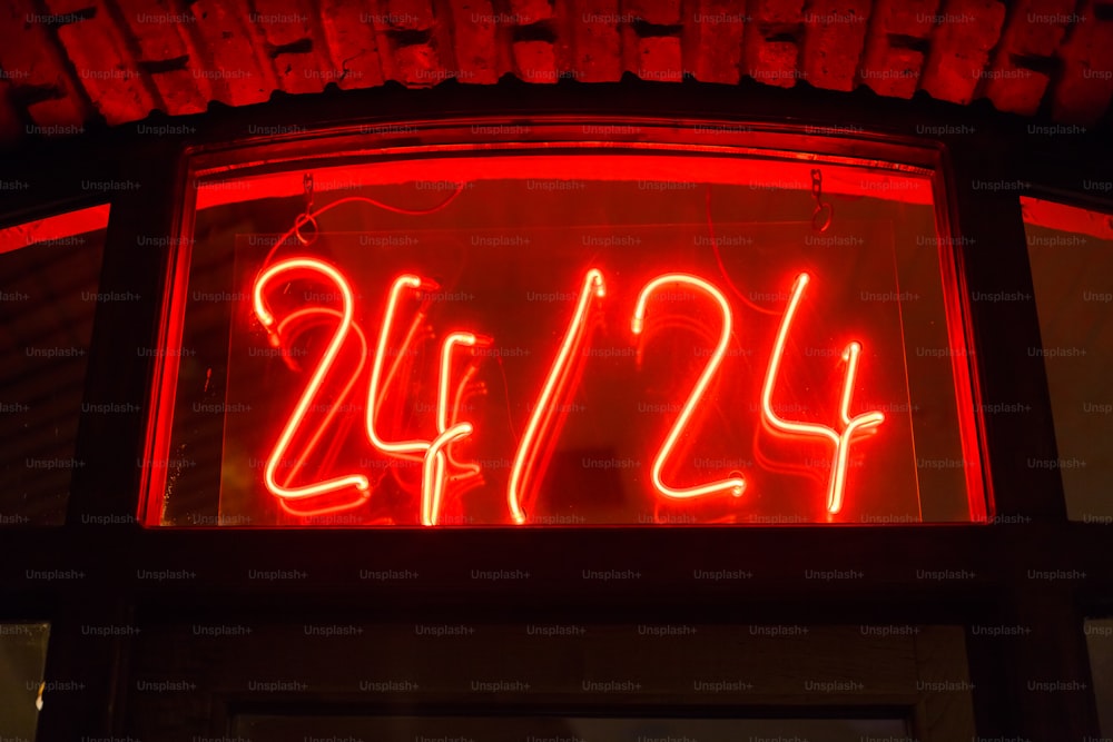 un'insegna al neon rossa che recita 42 / 24