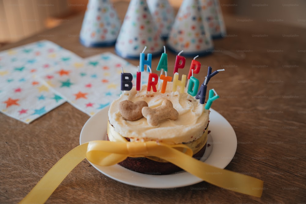 Un cupcake de cumpleaños con velas encima