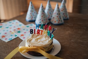 Un cupcake de cumpleaños con velas en un plato