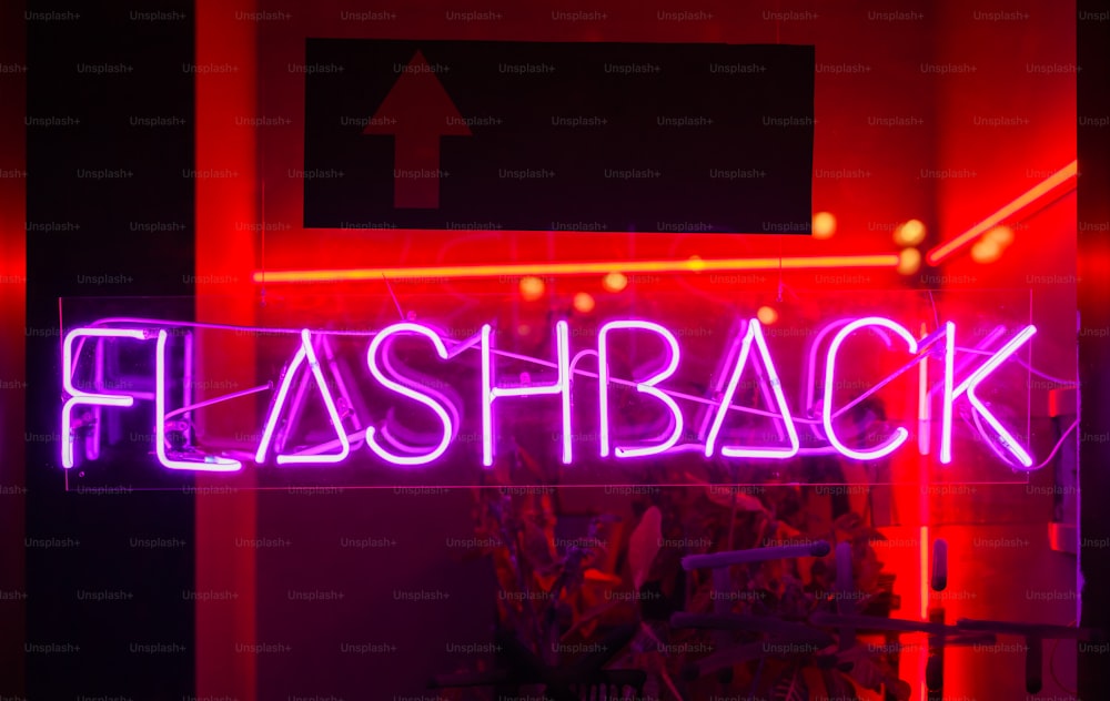 um sinal de néon que lê flash back