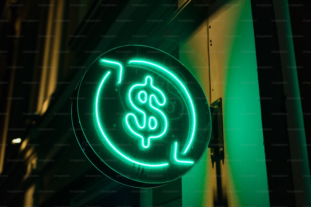 Un'insegna al neon verde neon con un simbolo del dollaro su di esso