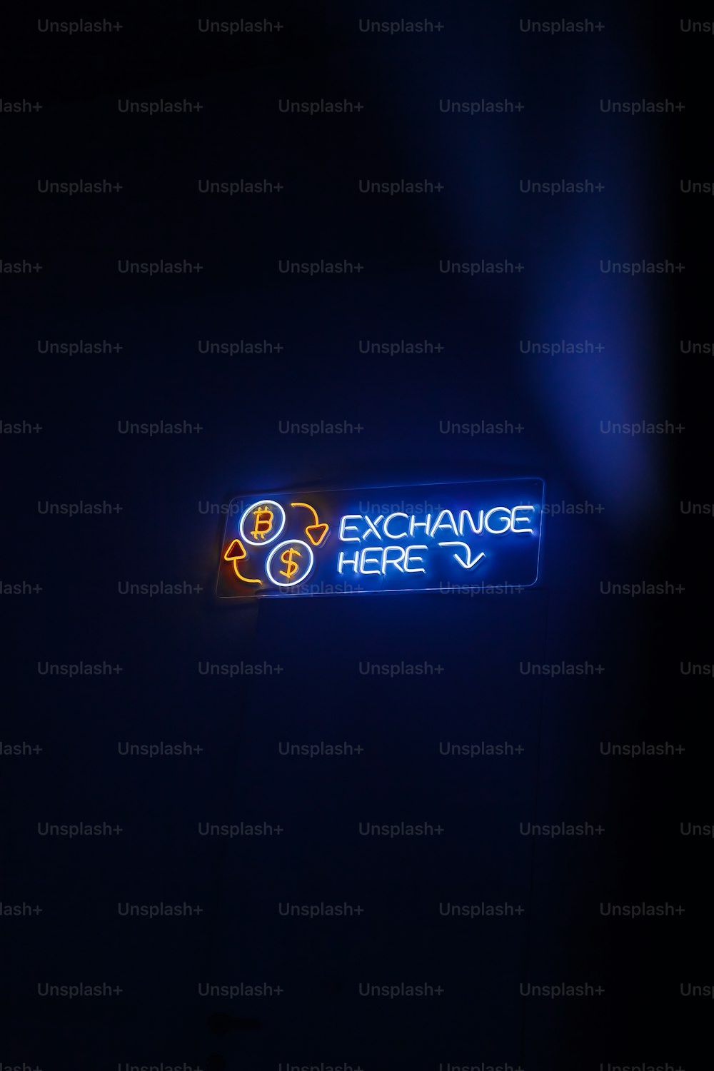 Un'insegna al neon che recita Exchange qui