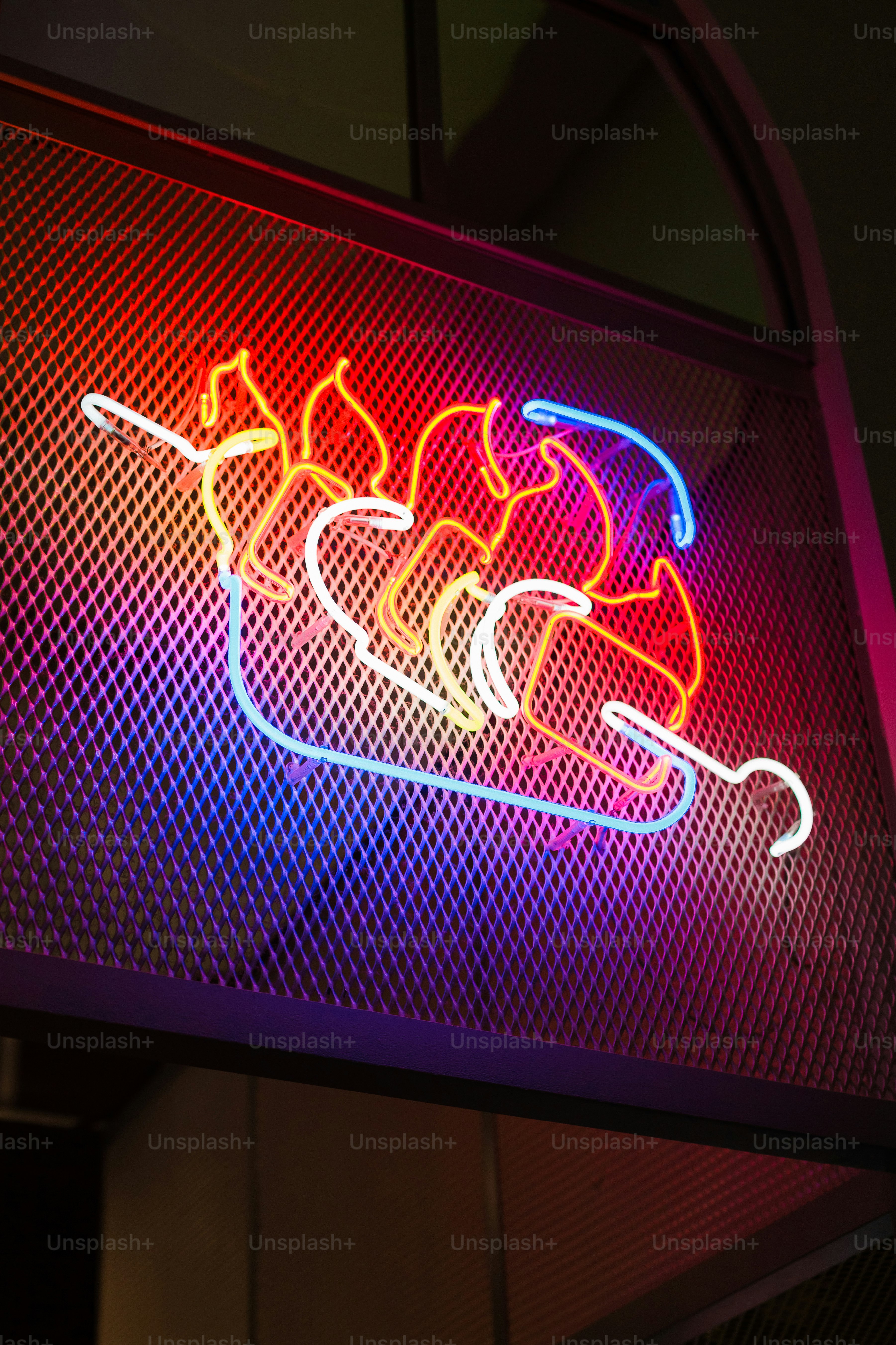 tanda neon dengan gambar perahu di atasnya