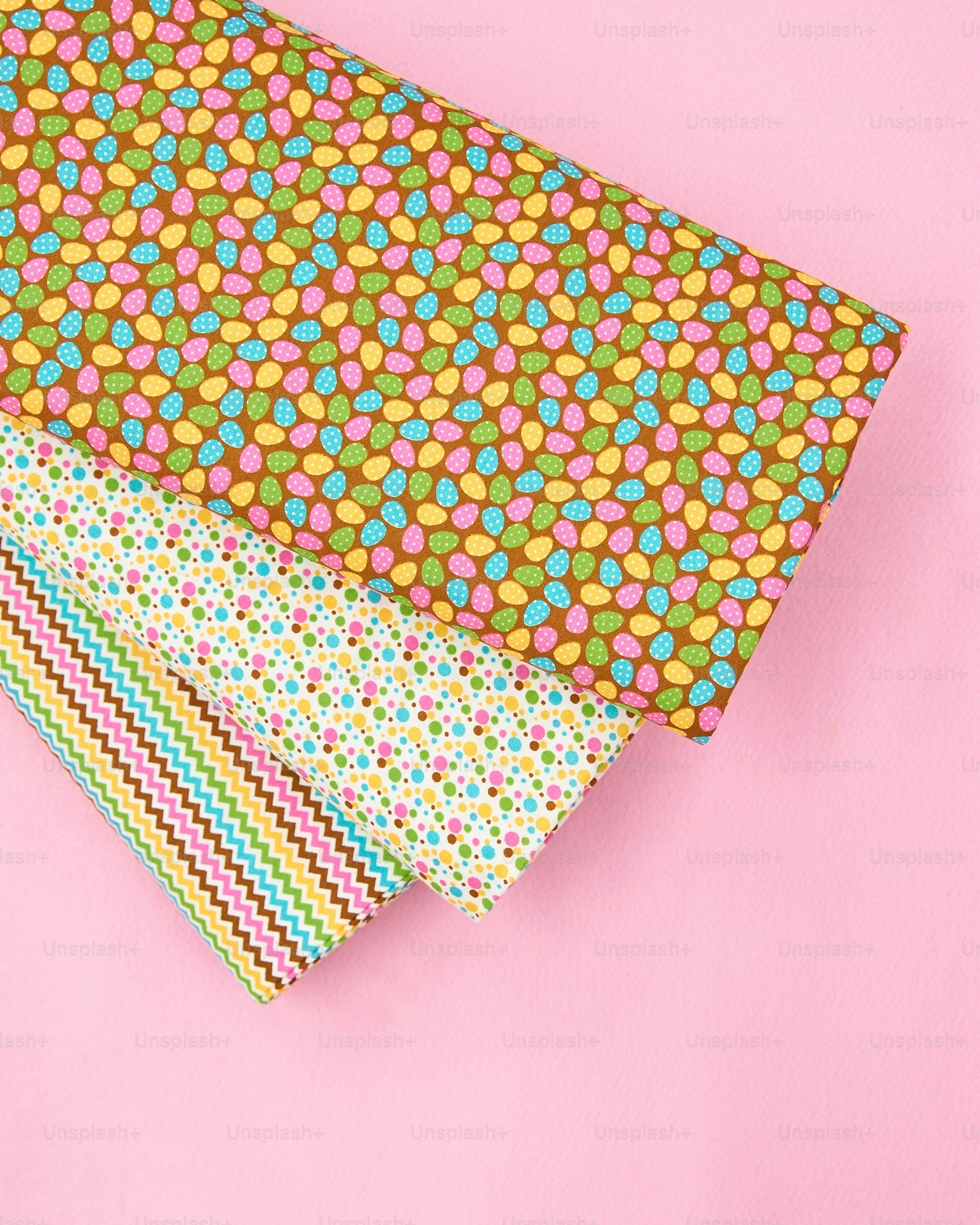 Un primo piano di una cravatta su uno sfondo rosa