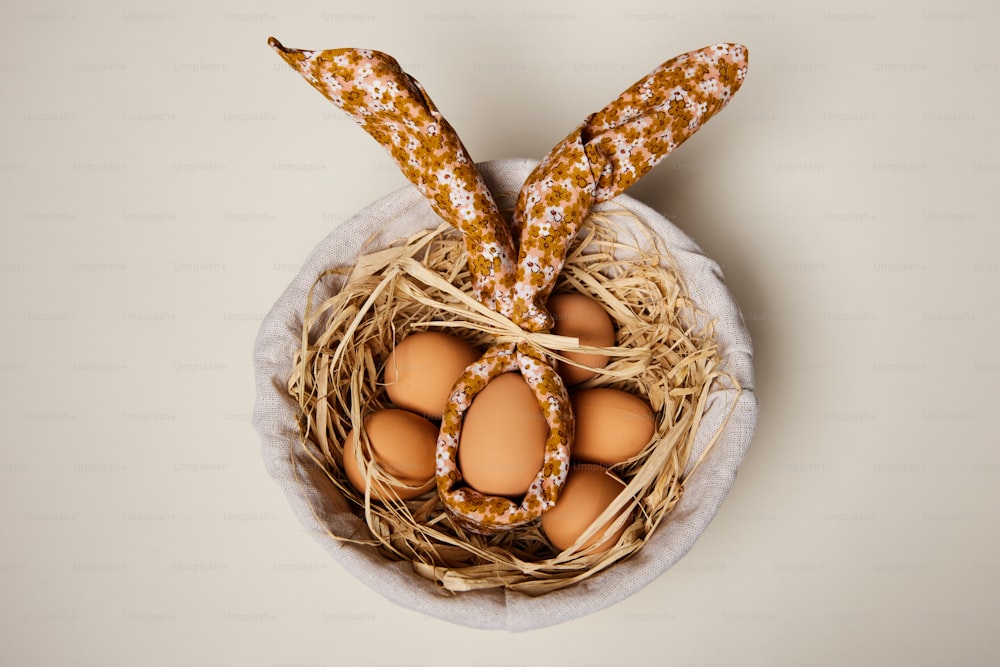 uma cesta cheia de ovos sentados em cima de uma mesa
