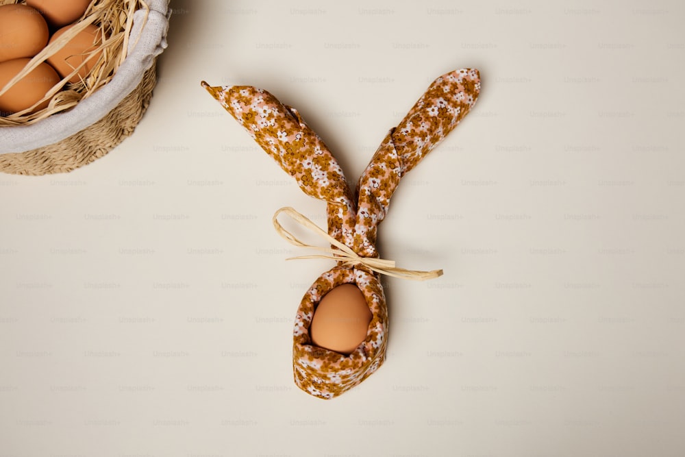 un panier d’œufs à côté d’une paire d’oreilles de lapin
