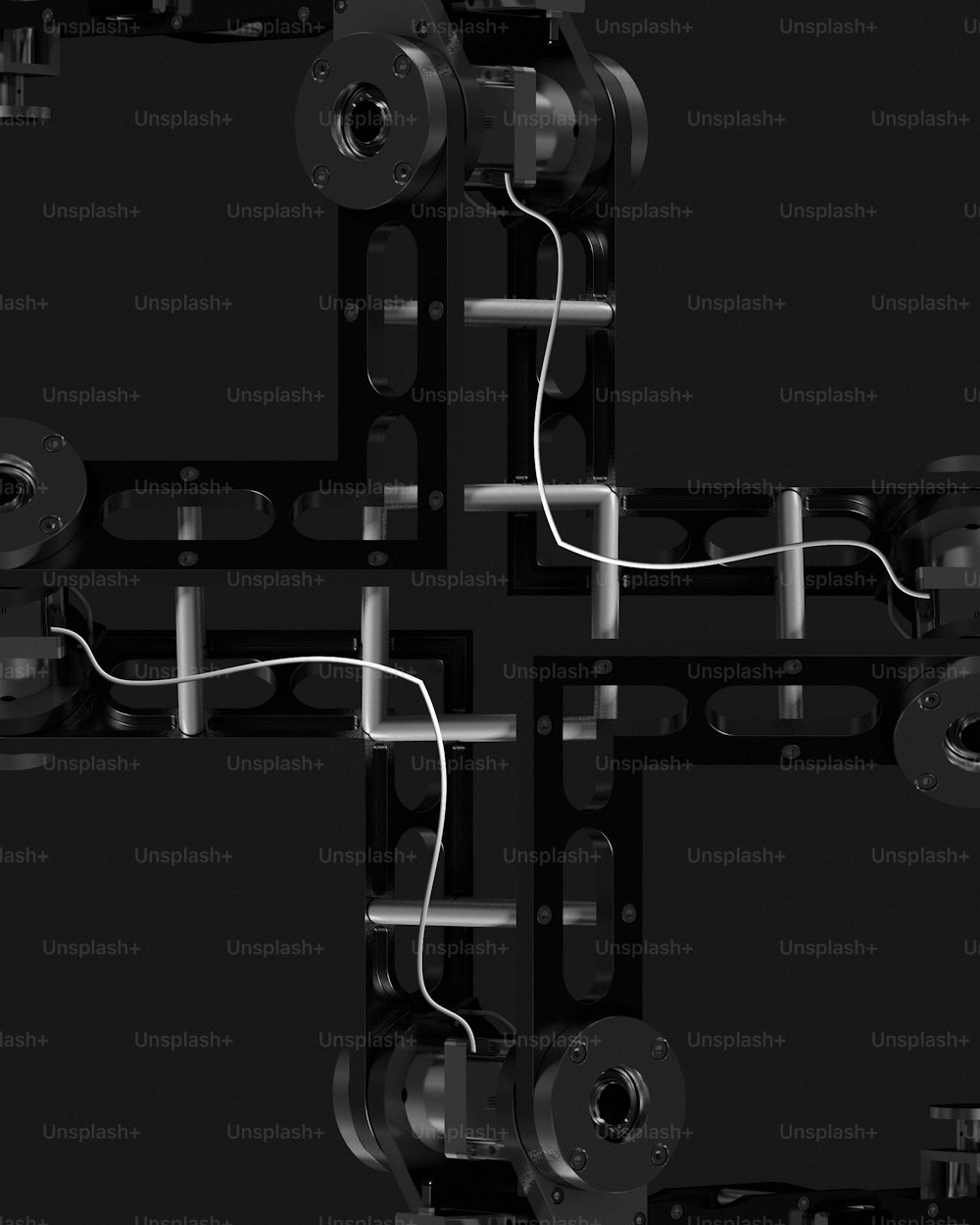 Una foto en blanco y negro de una cruz hecha de alambres