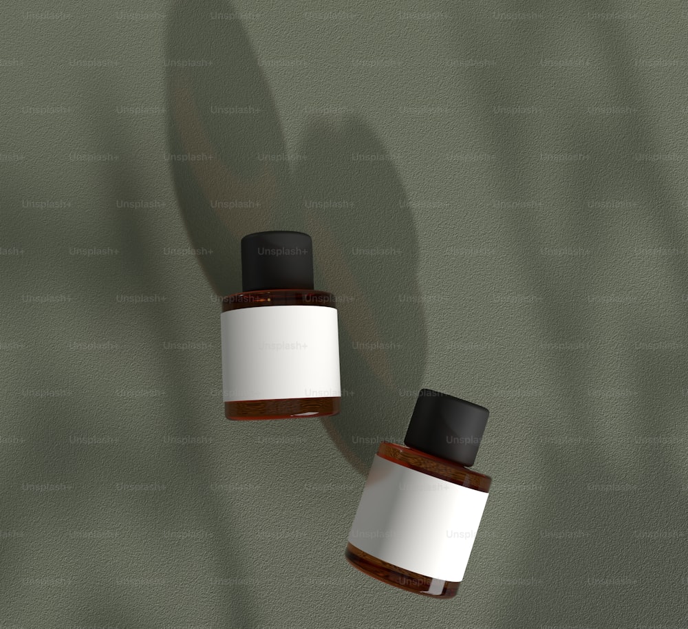 dois frascos de medicamento são mostrados em uma parede