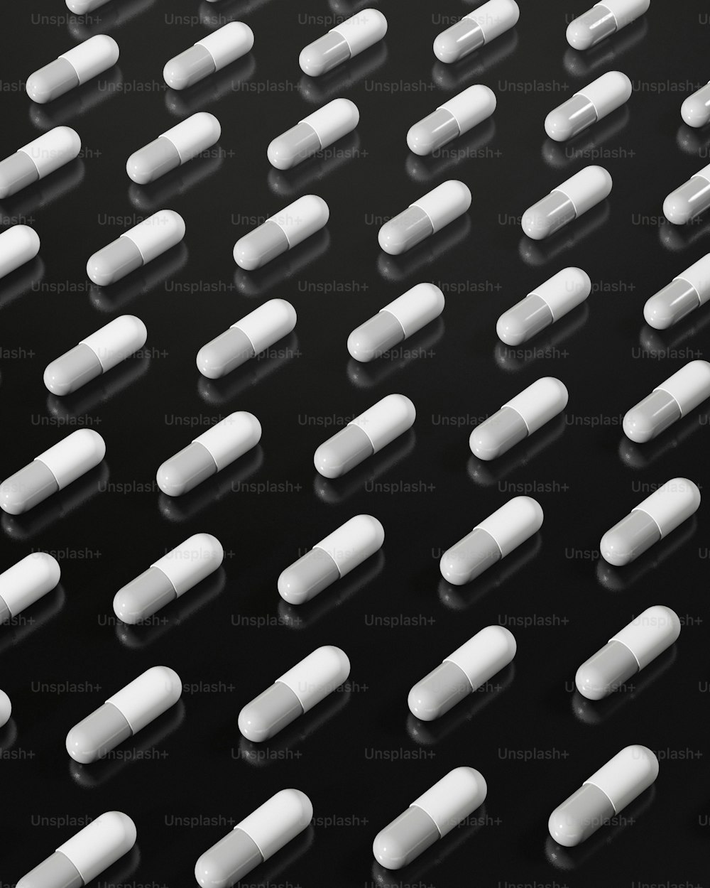 Viele weiße Pillen sind auf einer schwarzen Oberfläche angeordnet