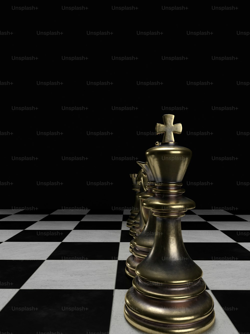 uma peça de xadrez dourada em um chão quadriculado preto e branco