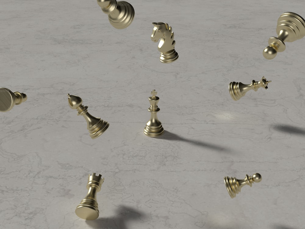 Un grupo de piezas de ajedrez de oro sobre una superficie de mármol