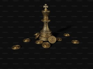 金のカップに囲まれ�た金色のチェスの駒