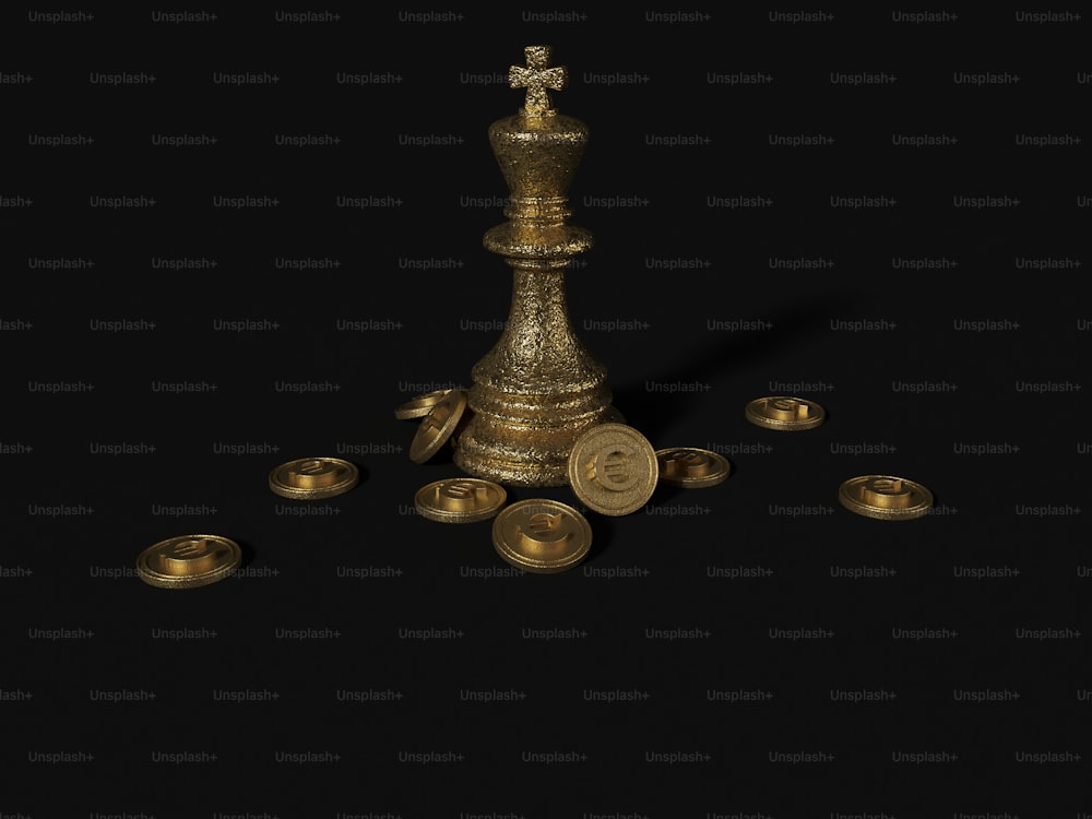 Una pieza de ajedrez dorada rodeada de copas de oro