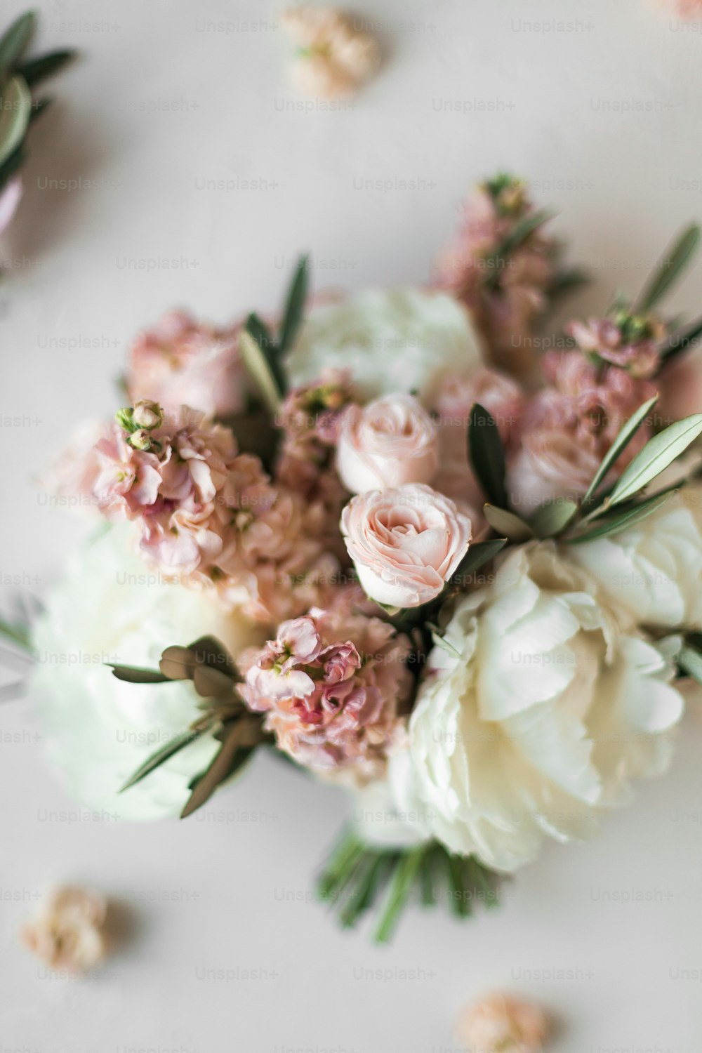 ein Strauß rosa und weißer Blumen auf einem Tisch