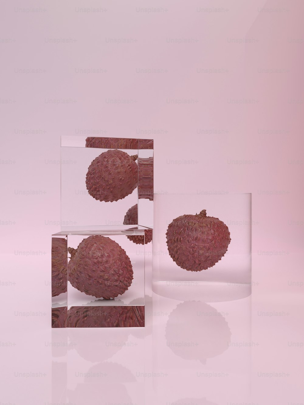 um par de pedaços de fruta em um recipiente de vidro