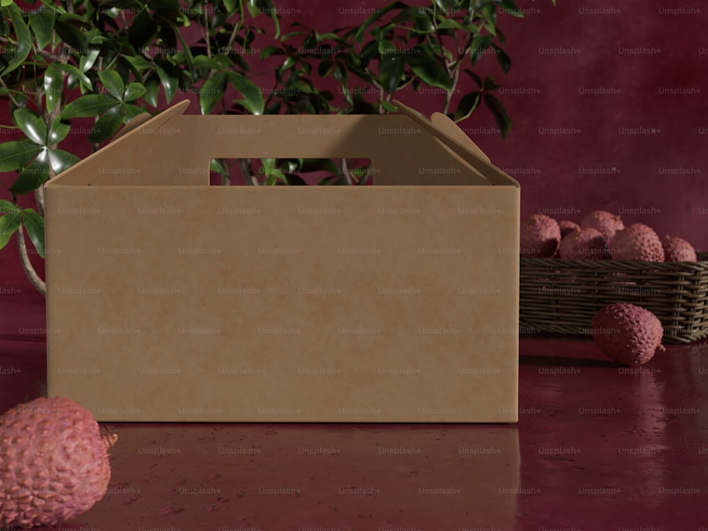 une boîte brune posée sur une table à côté d’une plante