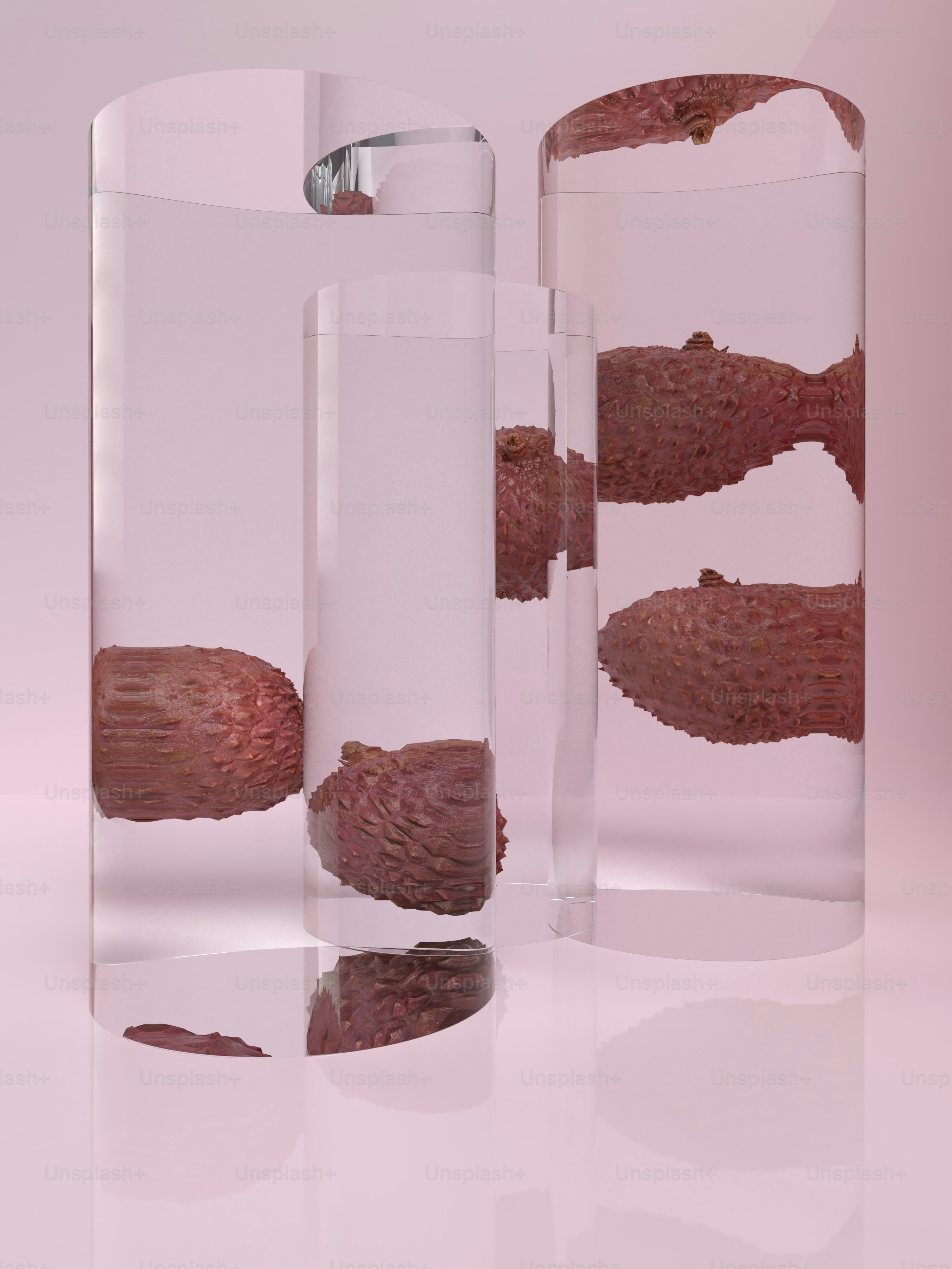 quelques vases en verre assis sur une table