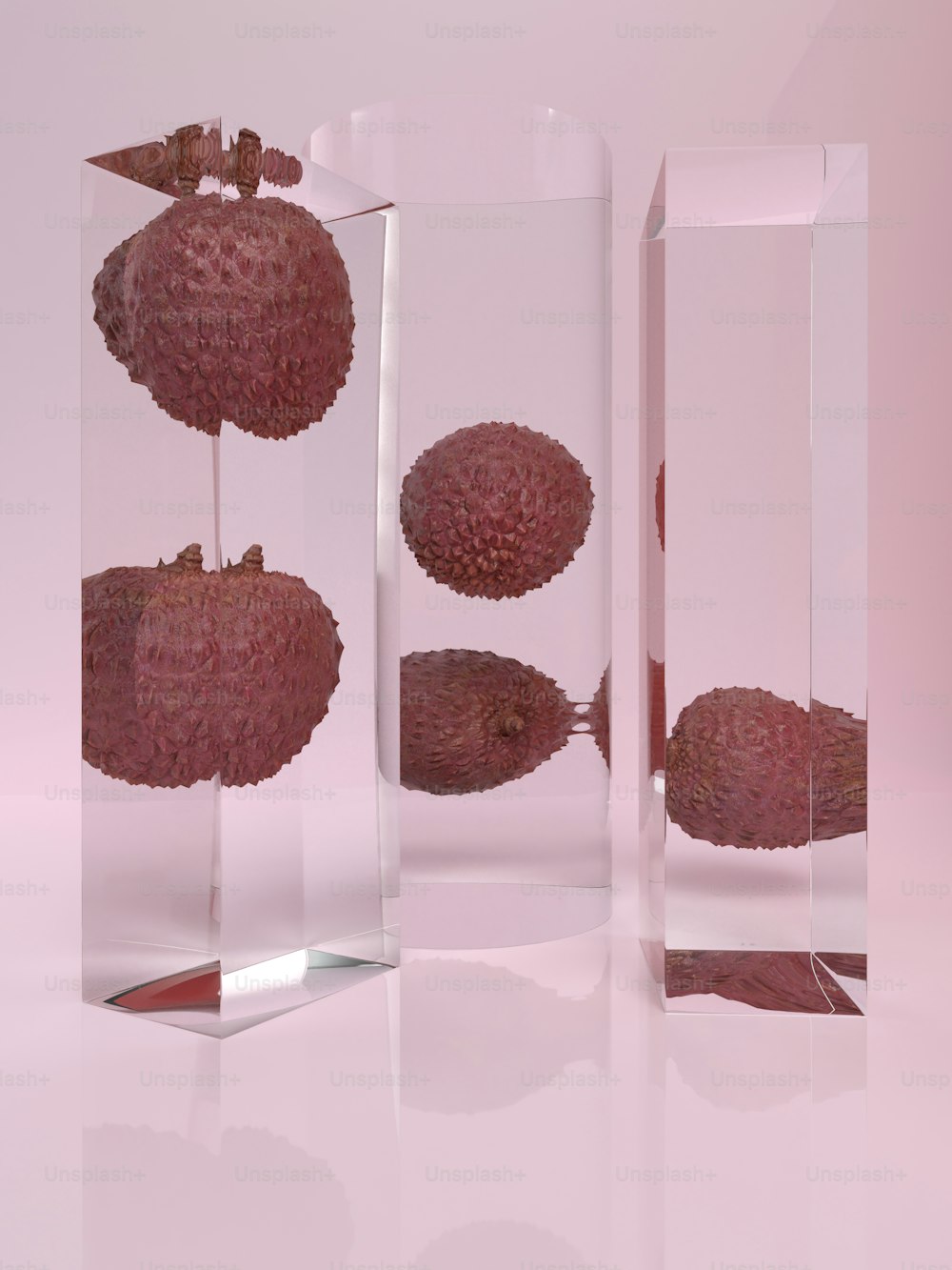 un vase en verre rempli de fruits sur une table