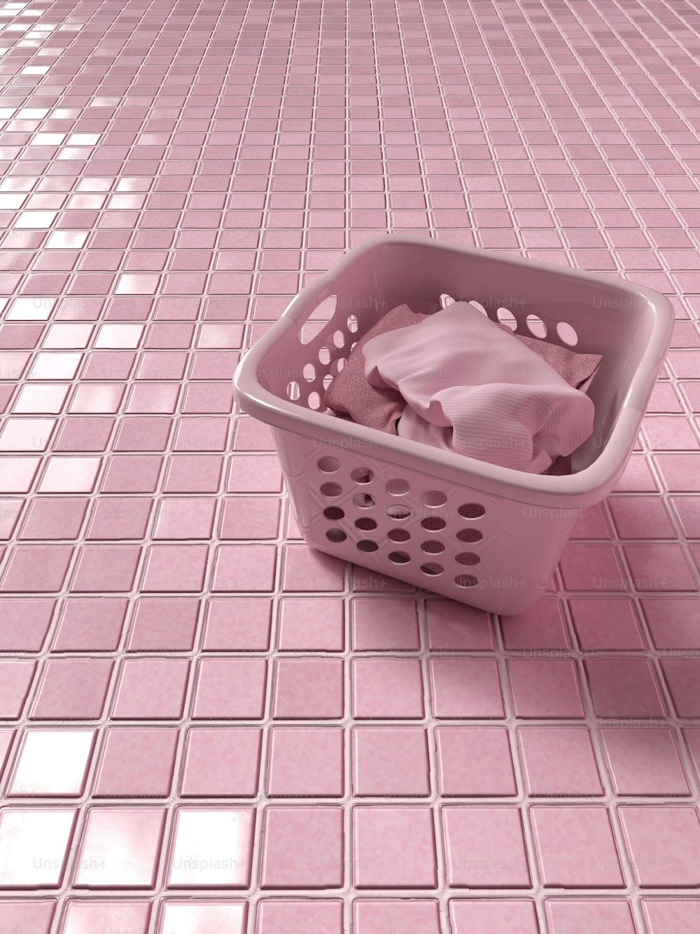분홍색 천이 들어있는 세탁 바구니