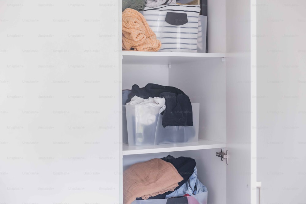 um armário cheio de roupas e outros itens