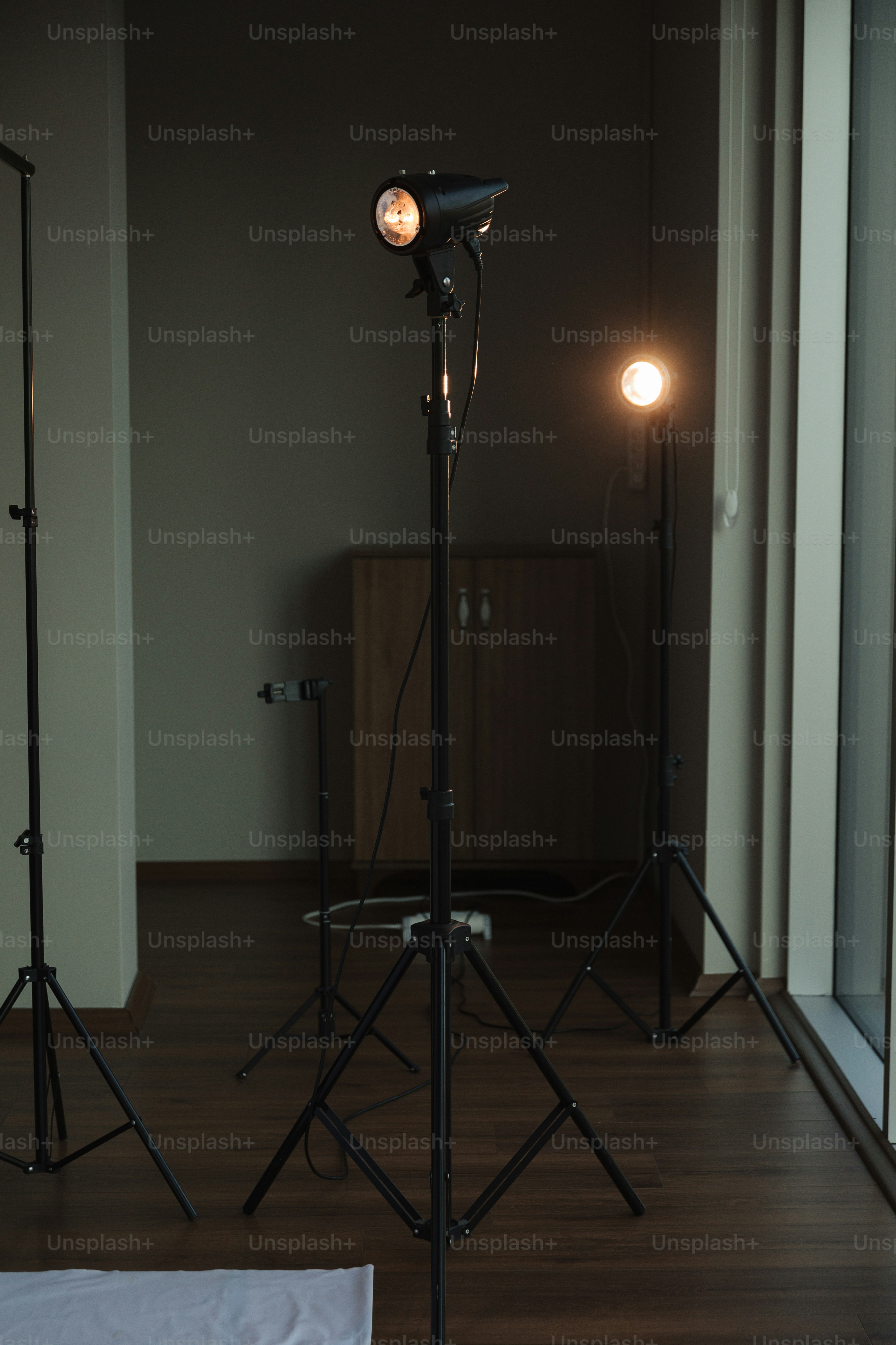 Una habitación con una luz y una cámara en un trípode