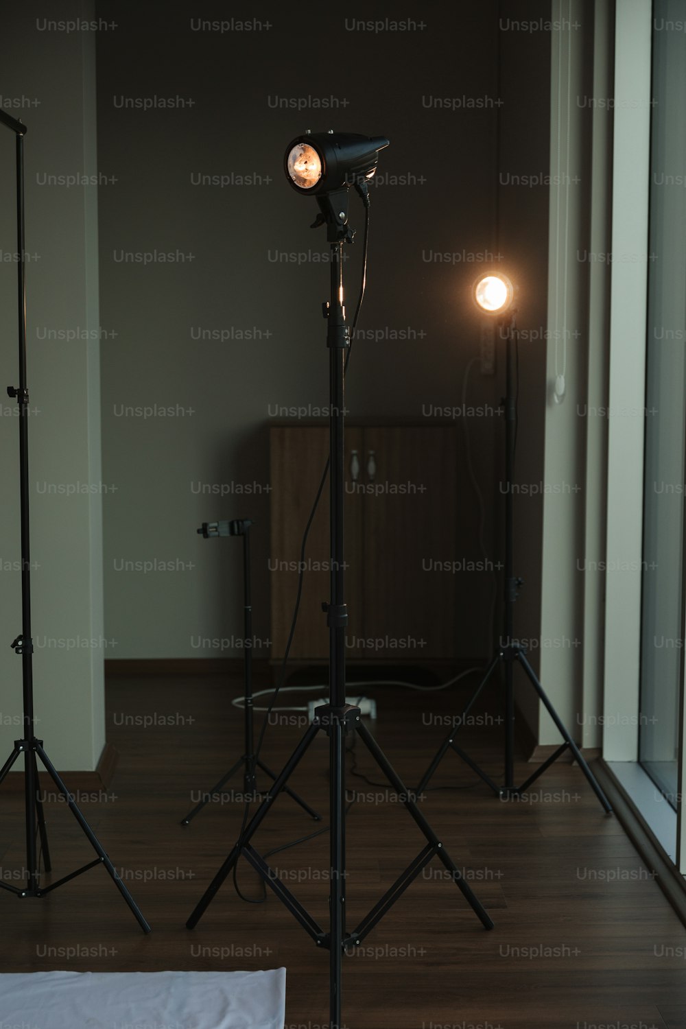 uma sala com uma luz e uma câmera em um tripé