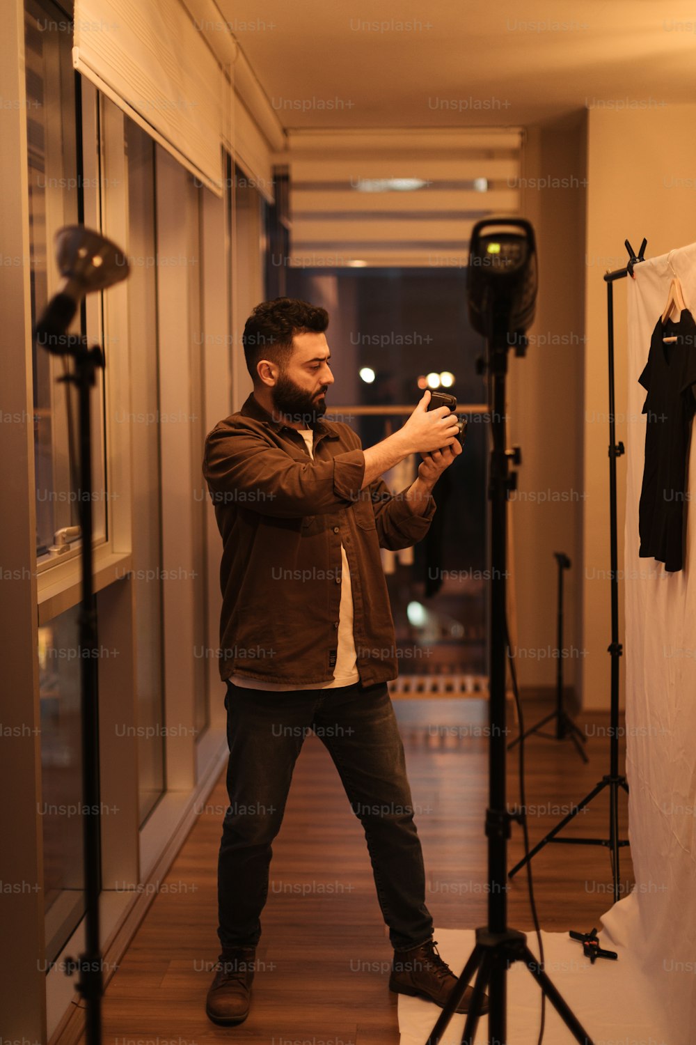 Ein Mann, der sich vor einer Kamera fotografiert