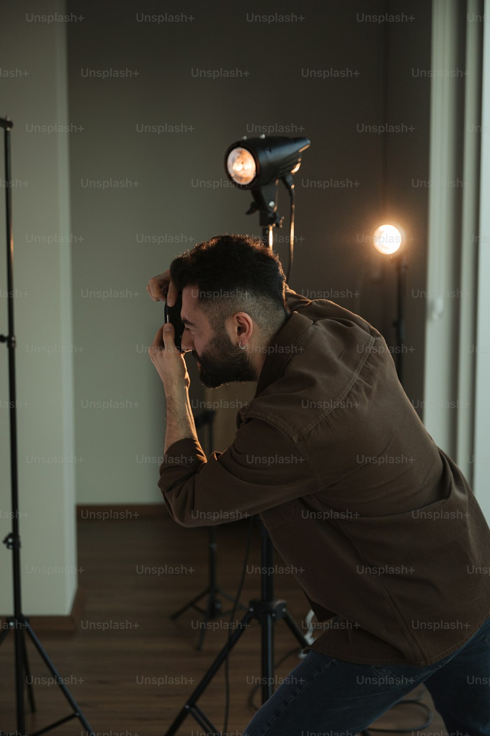 um homem tirando uma foto de si mesmo na frente de uma câmera